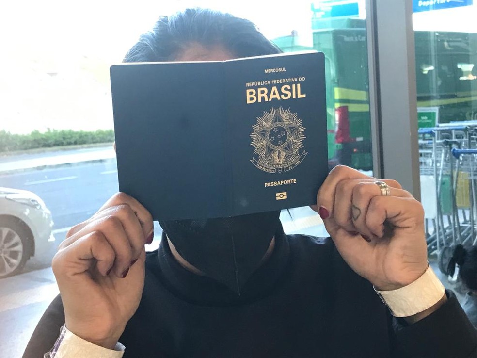 Mulher que vive em Goiânia foi deportada dos Estados Unidos. Ela estava em voo com outros 210 brasileiros, inclusive crianças. — Foto: Saulo Luiz / TV Globo