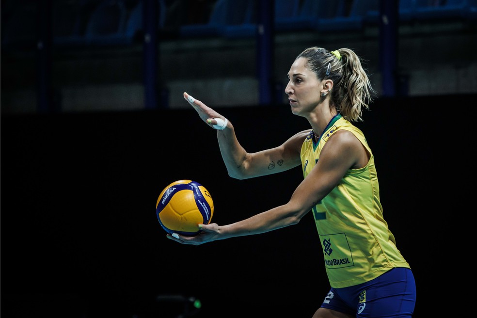 Carol Gattaz em ação no Mundial — Foto: Divulgação/FIVB