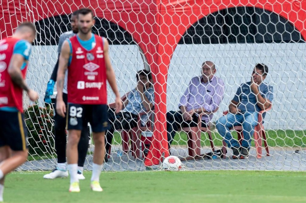Vitor Sion e Andres Rueda acompanham treino do Santos — Foto: Ivan Storti/Santos FC