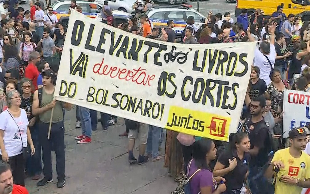 Faixa protesta contra governo do presidente Jair Bolsonaro (PSL) em manifestaÃ§Ã£o pela educaÃ§Ã£o em Belo Horizonte â Foto: ReproduÃ§Ã£o/TV Globo