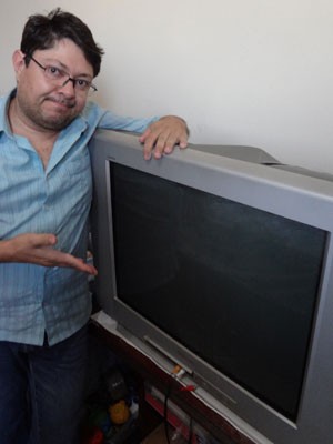 O analista de sistemas Wagner Borba mantém a TV de tubo no quarto porque não recebe a que comprou há cinco meses. (Foto: Arquivo Pessoal)