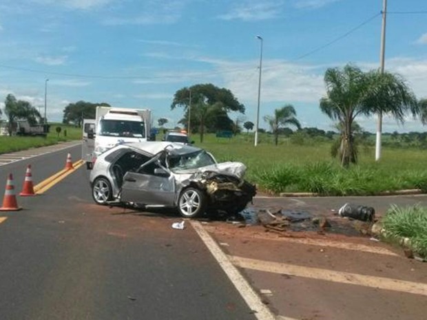 Carro ficou com a frente destruída (Foto: Divulgação/Polícia Rodoviária)