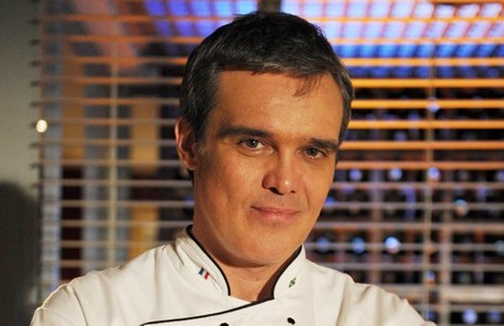 Dalton Vigh viveu René, um chef de cozinha casado com Tereza Cristina. O caminho dele se cruzou com o de Griselda e os dois acabaram se apaixonando TV Globo