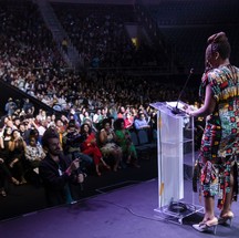 Chimamanda Ngozi Adichie fala a 3 mil pessoas no Maracanãzinho, no Rio — Foto: Leo Martins