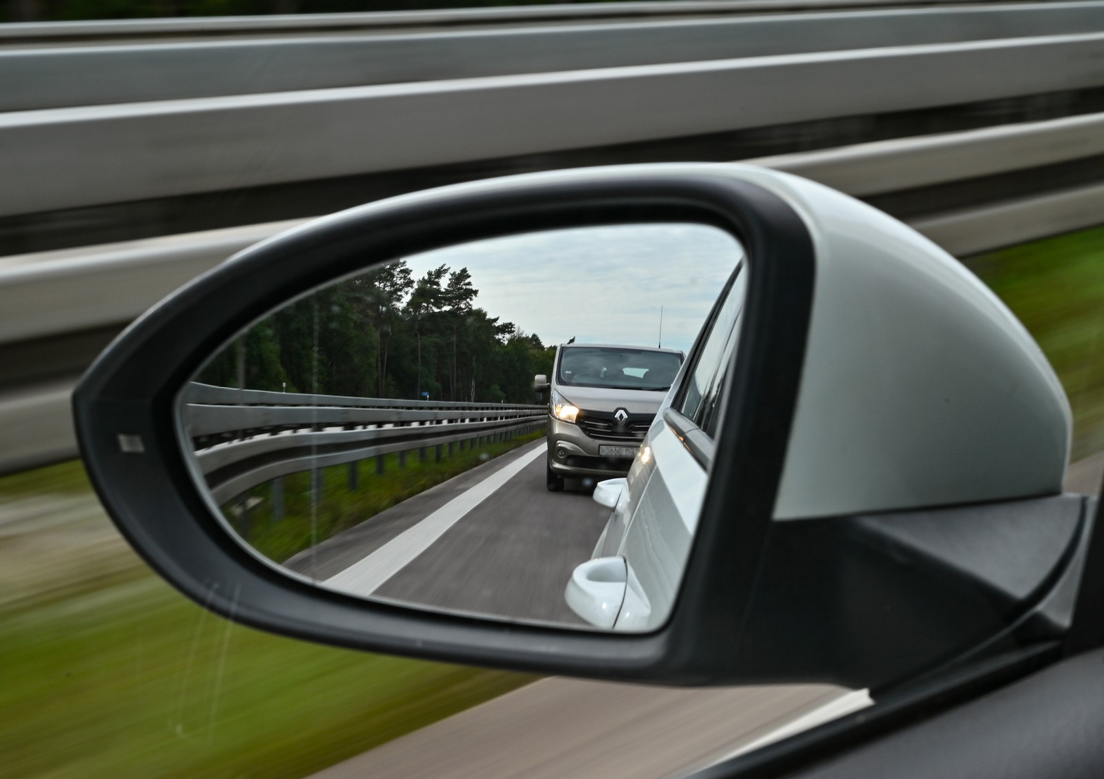 Preciso dar passagem na pista da esquerda se eu já estiver no limite de velocidade da estrada?