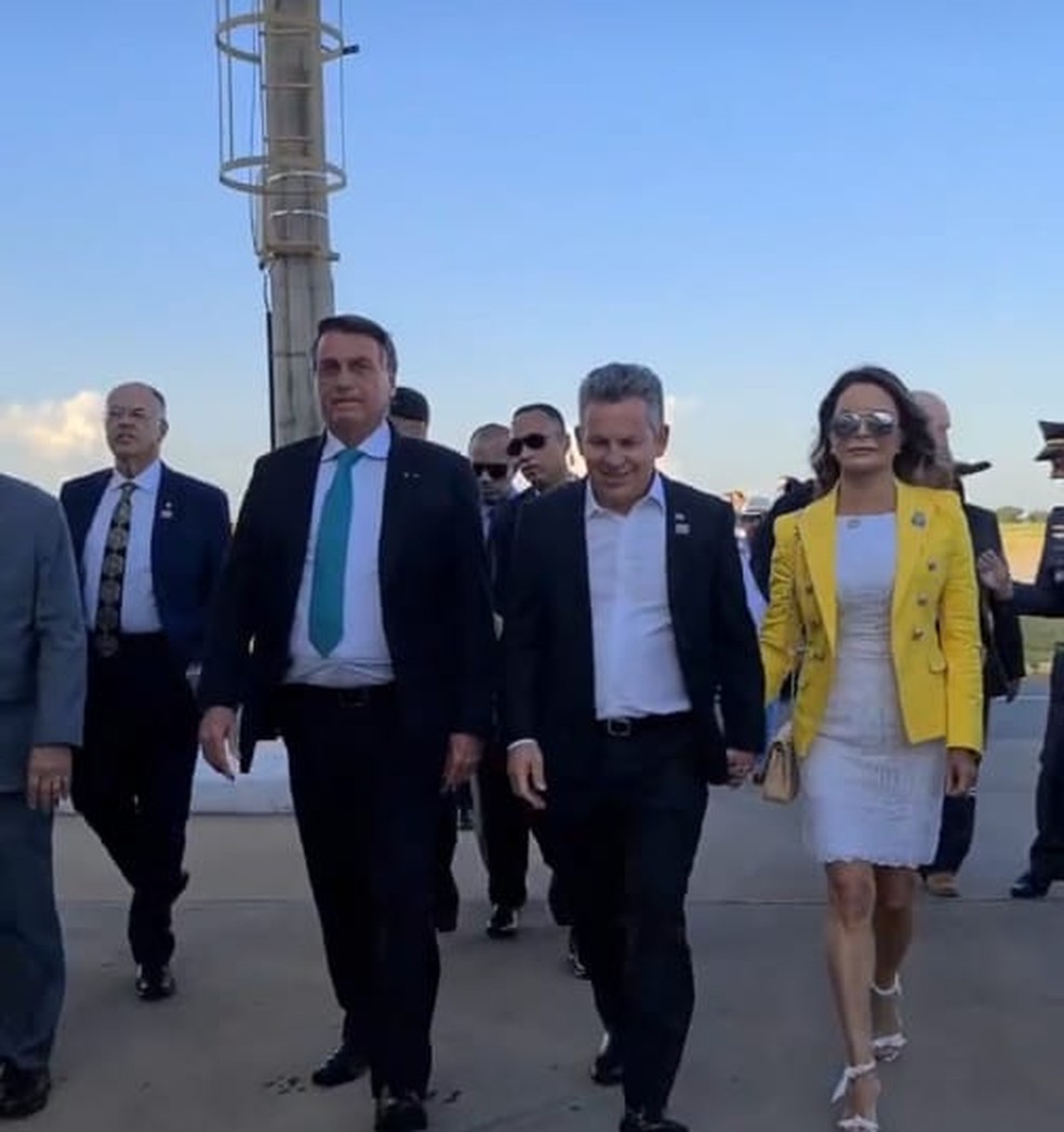 Presidente Bolsonaro é recebido pelo governador Mauro Mendes e a primeira-dama, Virgínia Mendes — Foto: Reprodução