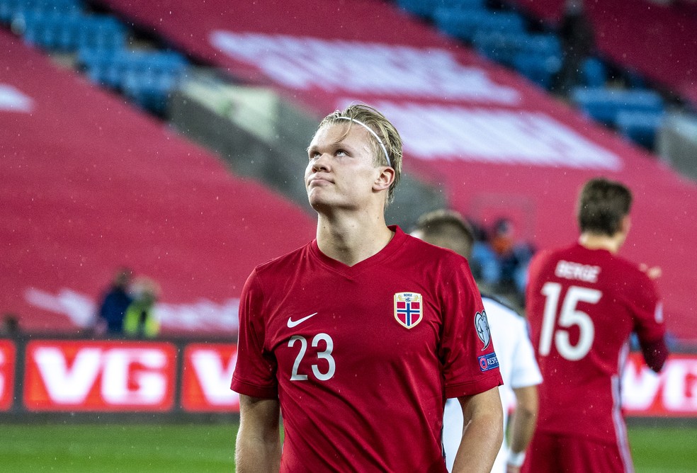 Haaland não brilhou em duelo decisivo da Noruega contra a Sérvia — Foto: Getty Images