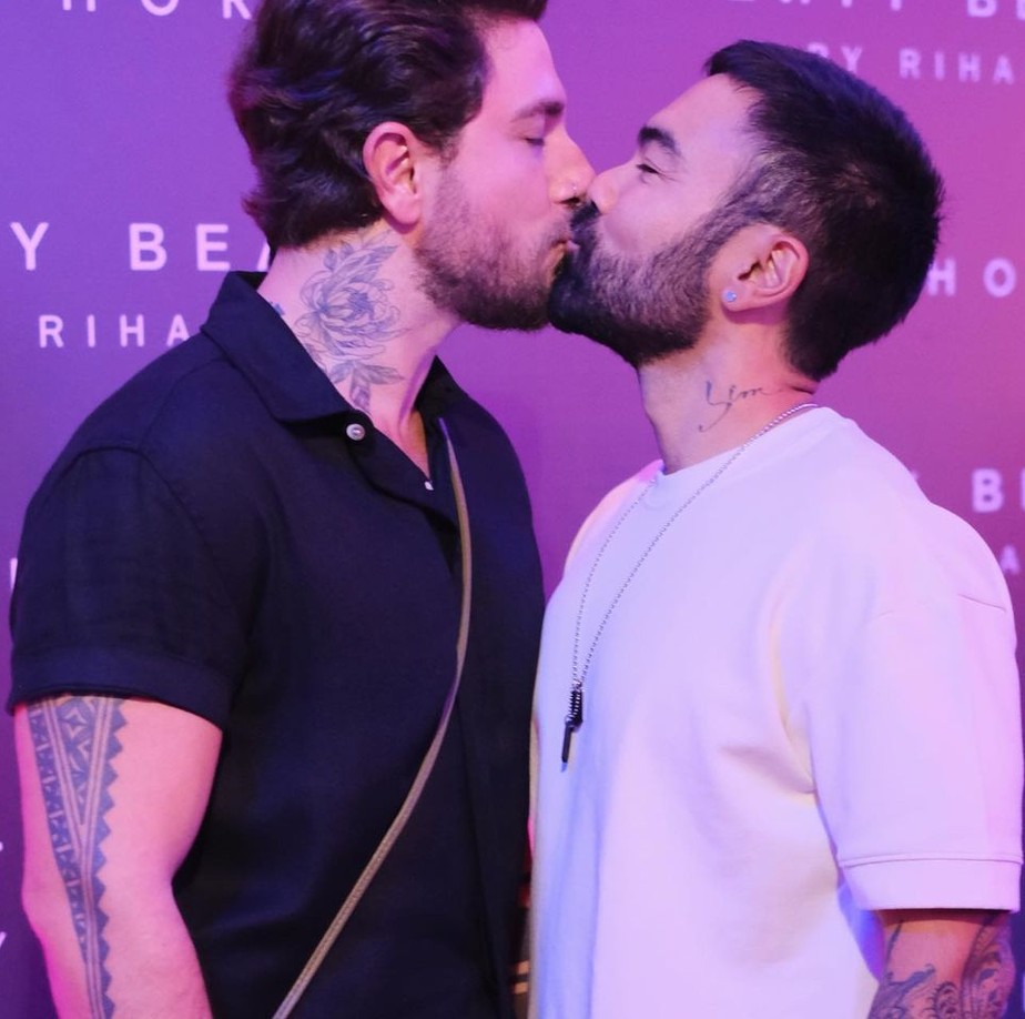 Mauro Sousa posta foto com marido e celebra: 'Um simples beijo gostoso'