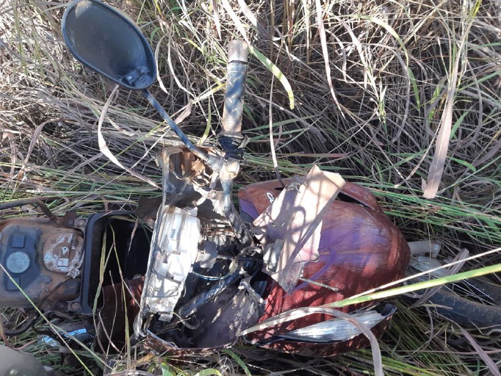 Motocicleta ficou destruída após acidente — Foto: Divulgação/PRF
