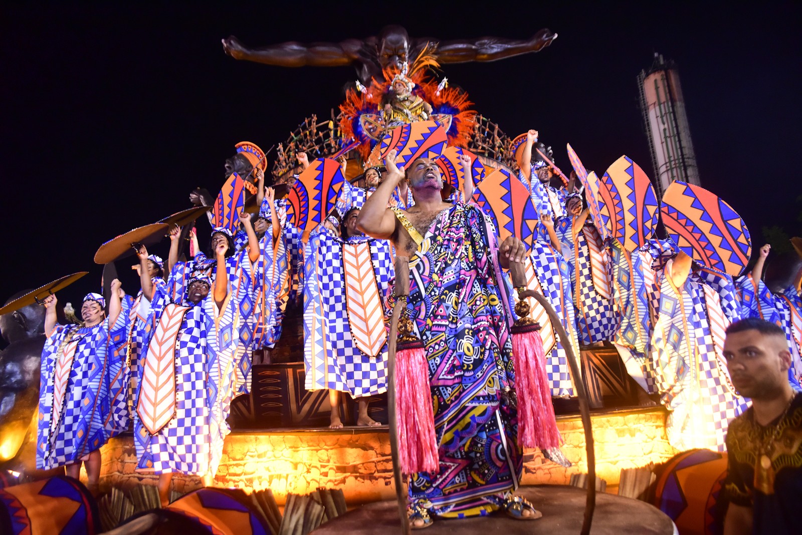 Manoel Soares representa Zumbi dos Palmares no desfile da Rosas de Ouro no Carnaval 2023 — Foto: Leo Franco/AgNews