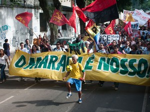 Cerca de 300 pessoas fazem um protesto na Rua Pinheiro Machado, em frente ao Palácio Guanabara, em Laranjeiras, na Zona Sul do Rio, contra a concessão do complexo esportivo do Maracanã. (Foto: Erbs Jr./Frame/Estadão Conteúdo)