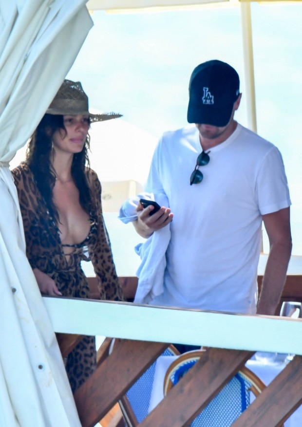 *EXCLUSIVE* ** RIGHTS: ONLY UNITED STATES, BRAZIL, CANADA ** Positano, ITALY  - Leonardo DiCaprio and girlfriend Camila Morrone on holiday in Positano, Italy.Pictured: Leonardo DiCaprio, Camila MorroneBACKGRID USA 6 AUGUST 2018 USA: +1 310 798 (Foto: BACKGRID)