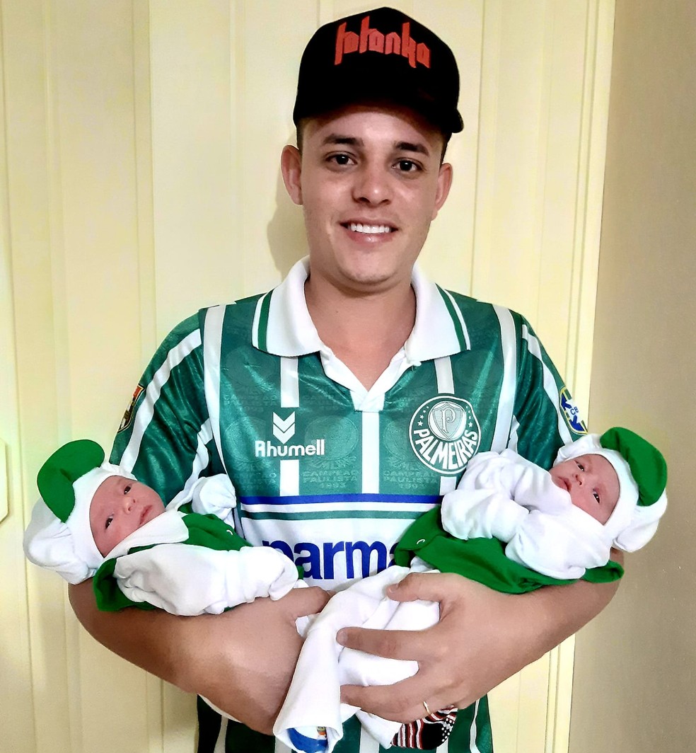 Diego em casa, em Macatuba, com os filhos gêmeos; mãe morreu após o parto — Foto: Arquivo pessoal/Diego Rodrigues