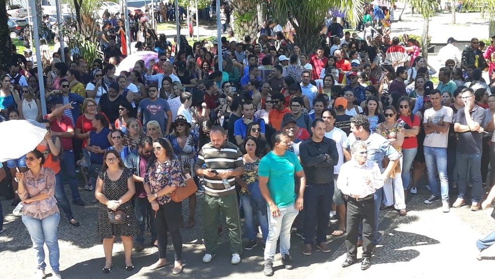 Professores seguiram até a frente da Prefeitura em Rio Branco  — Foto: Iryá Rodrigues/G1