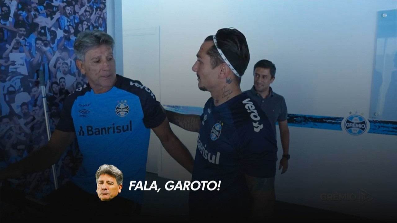 Renato e Vina se cumprimentam na chegada do jogador ao Grêmio