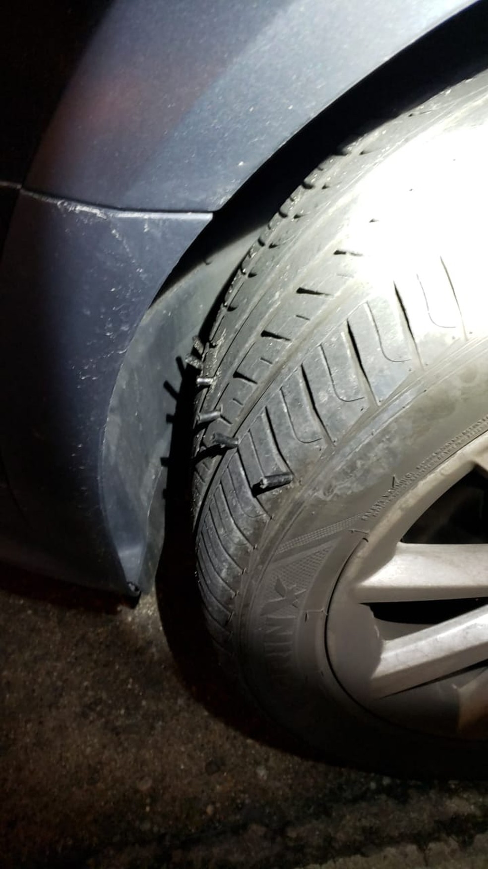 PRF usou cama faquir, que possui pregos, para furar os pneus do carro e fazer o motorista parar o veículo — Foto: PRF/ Divulgação