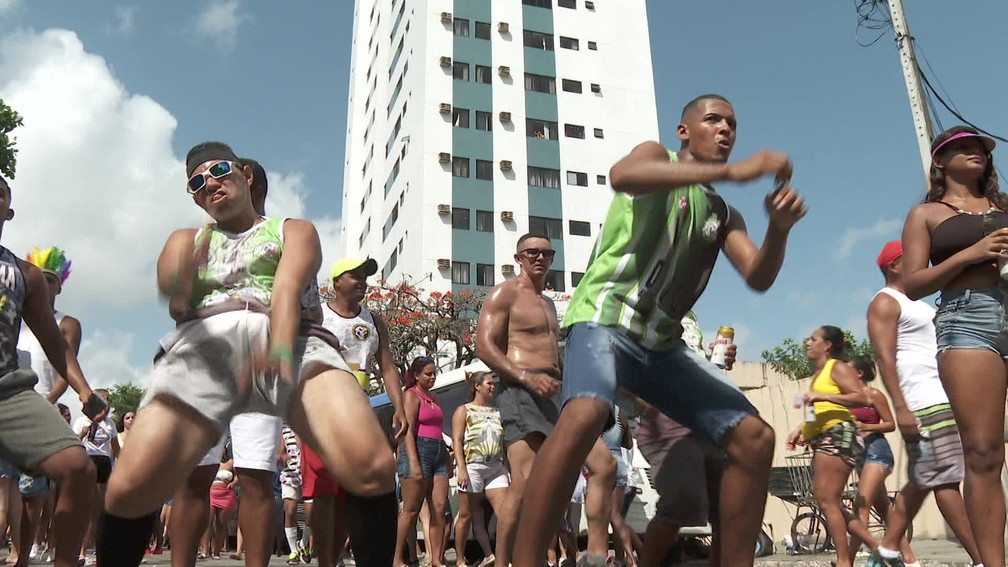 O CDU na Folia teve música de todos os ritmos. Axé, brega, funk, passinho e, claro, o frevo — Foto: Reprodução/TV Globo