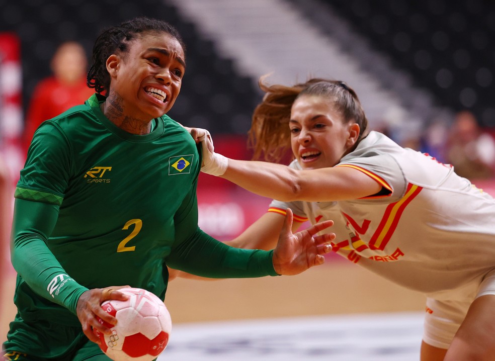 Bruna Paula e Paula Arcos em Brasil x Espanha, handebol feminino em Tóquio 2020 — Foto: REUTERS/Susana Vera