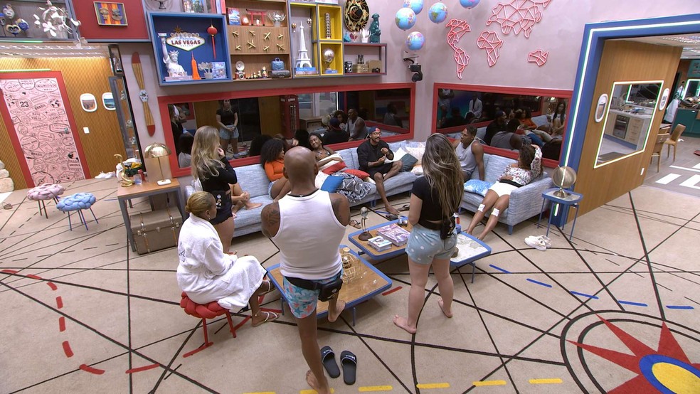Brothers se reúnem na sala para esclarecer pontos de divergência — Foto: Globo