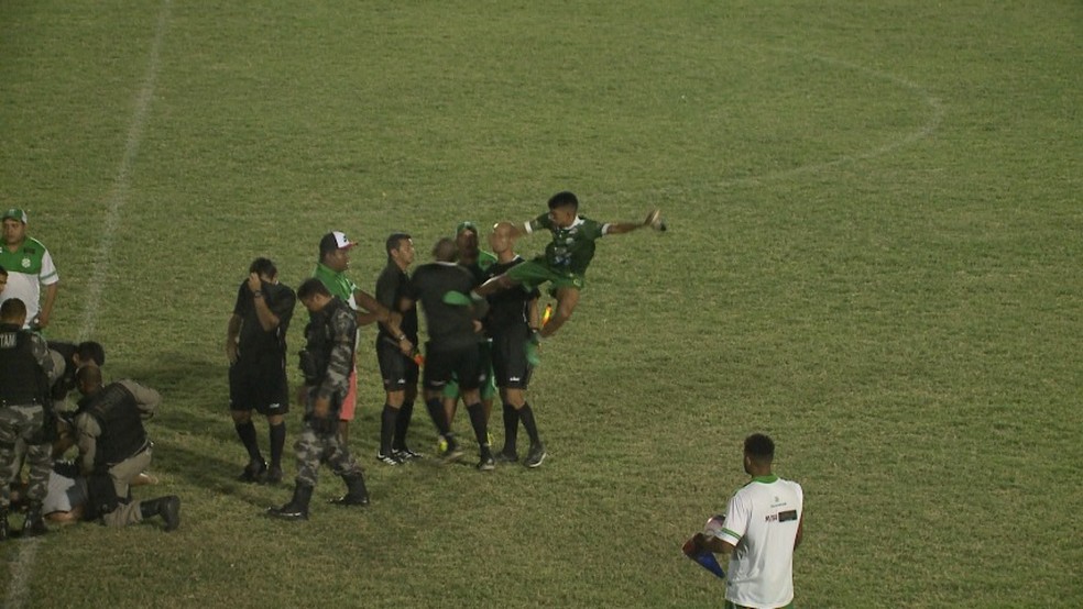 Imagens mostram momentos de agressÃ£o da comissÃ£o do Nacional de Patos contra arbitragem (Foto: ReproduÃ§Ã£o / TV ParaÃ­ba)