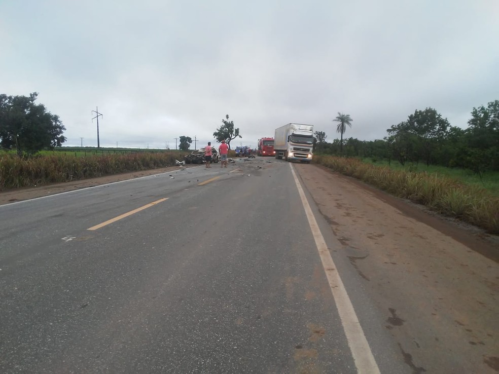 Carro e caminhão bateram na BR-153 — Foto: Divulgação/Defesa Civil de Talismã