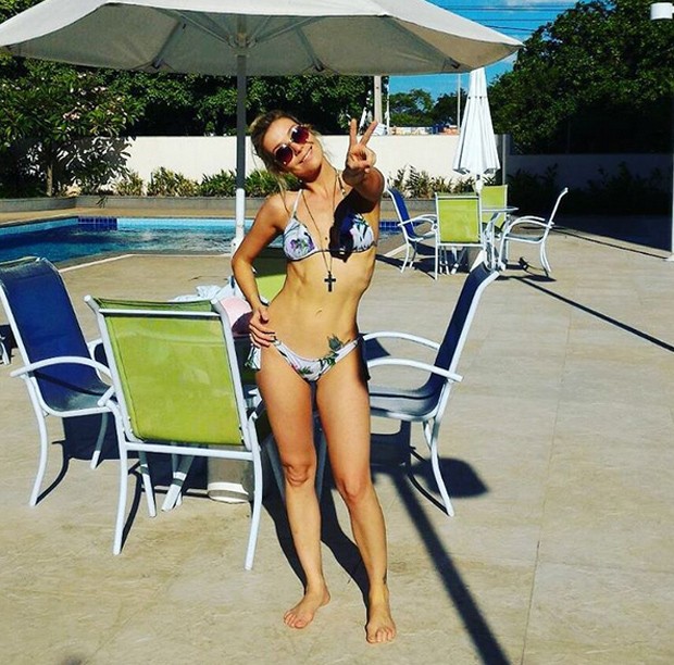 De biquíni, Luiza Possi mostra corpão à beia da piscina (Foto: Reprodução Instagram)