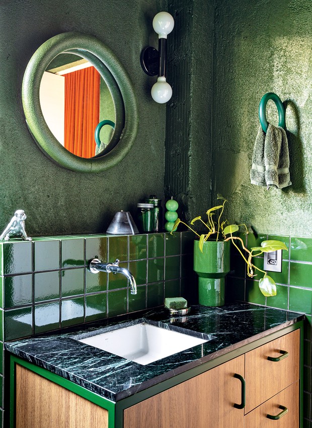 O banheiro, quase todo verde, tem gabinete de freijó desenhado pelo arquiteto, com tampo de mármore e metais da Deca (Foto: Decoração)