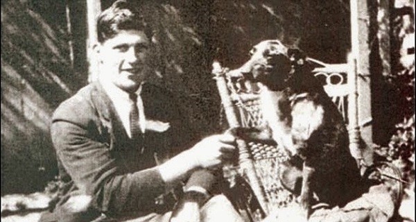 O cachorro Bluey, mais velho da história, com o seu dono  (Foto: Wikimedia Commons / Wikipedia )