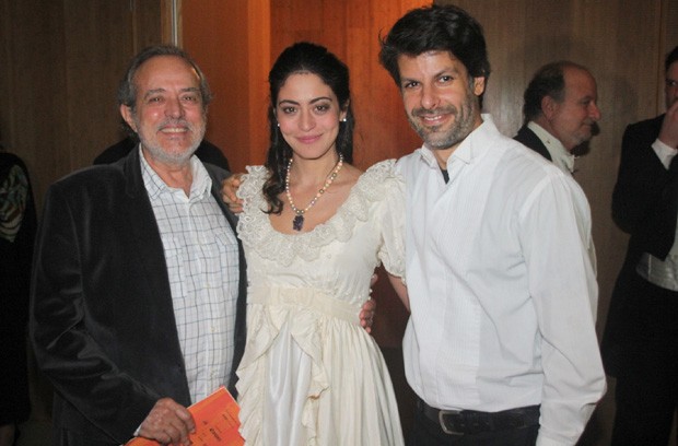 Carol Castro entre o pai, Luca de Castro, e o namorado, Felipe Prazeres (Foto: Andre Moreira/Brazil News)