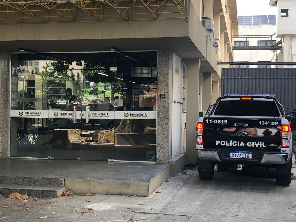 Agentes da Polícia Civil fazem operação em Campos contra crime praticado pela internet — Foto: Yuri Ramos/g1
