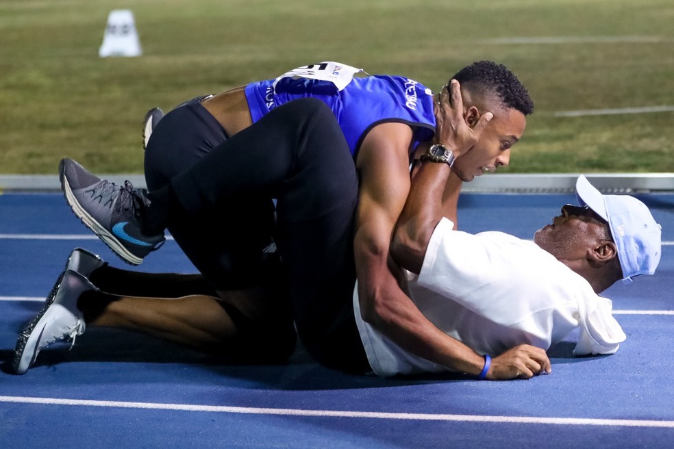 Paulo André e Carlos Camilo se abraçam na pista de atletismo de Bragança Paulista  — Foto: Ricardo Bufolin/ECP