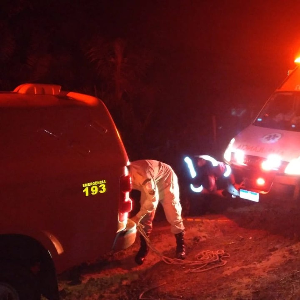 Samu fica atolado durante atendimento a um acidente nesta madrugada de segunda-feira (31) — Foto: Divulgação