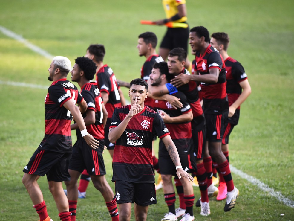 Mateuzão festeja gol da classificação do Flamengo nas penalidades — Foto: André Durão