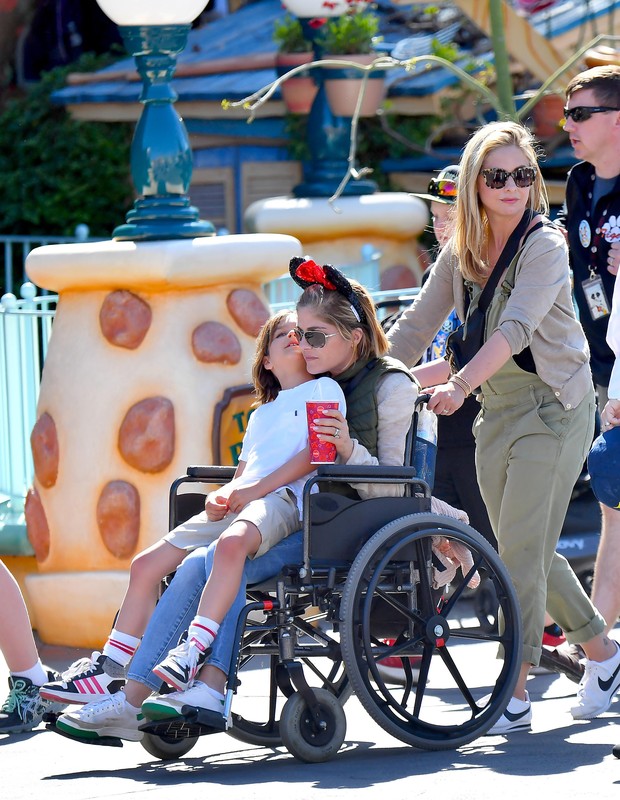 Selma Blair e Sarah Michelle Gellar na Disneyland com suas famílias (Foto: Mega/The Grosby Group)