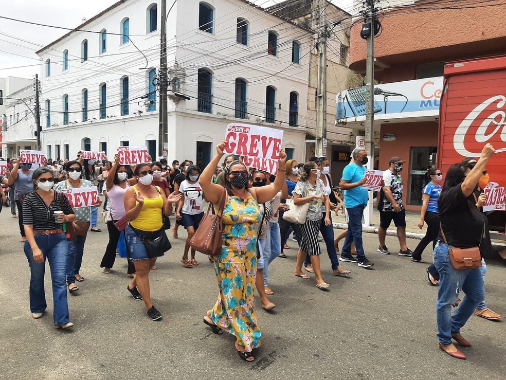 Professores da rede estadual de ensino e estudantes também participaram do ato no Piauí — Foto: Divulgação/Sinte