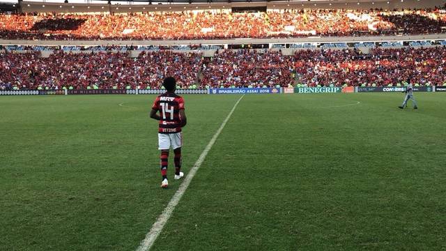 Vitinho de frente para a torcida do Flamengo