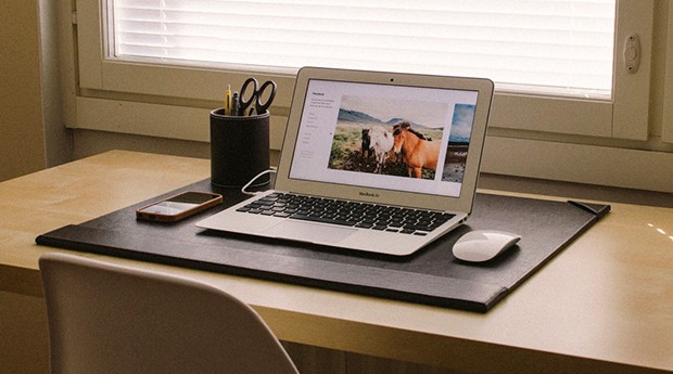 Estação do trabalho, mesa, computador. macbook (Foto: Pexels)
