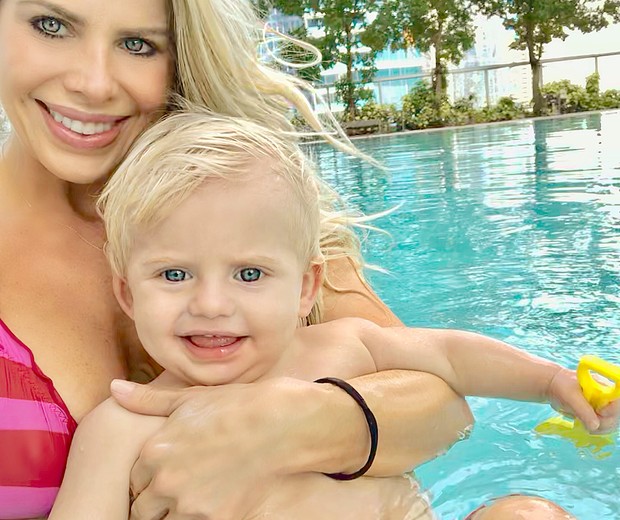 Karina Bacchi e o filho na piscina (Foto: reprodução/instagram)