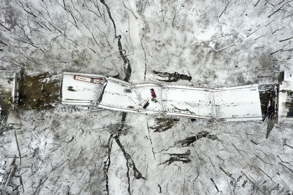 28 de janeiro - Veculos ficam presos em uma ponte em Pittsburgh, na Pensilvnia. Equipes de resgate formaram uma corrente humana para ajudar a resgatar pessoas de um nibus pendurado — Foto: Gene J. Puskar/AP