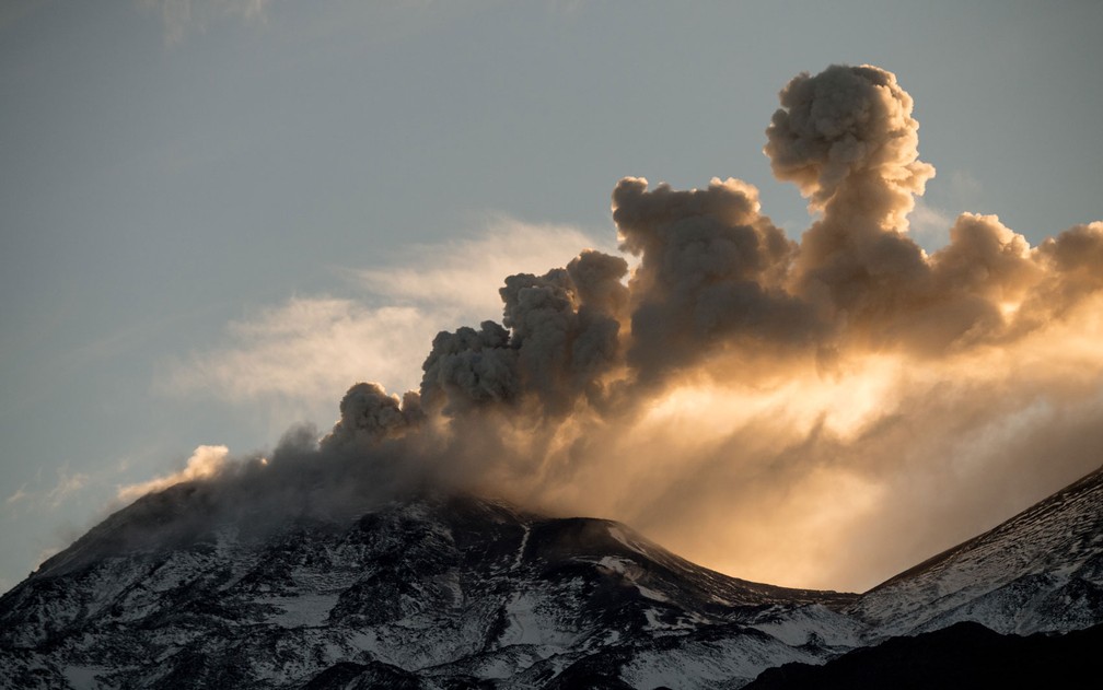Vista do vulcÃ£o Nevados de ChillÃ¡n, em Las Trancas, no Chile, na sexta-feira (6) (Foto: Martin Bernetti/AFP)