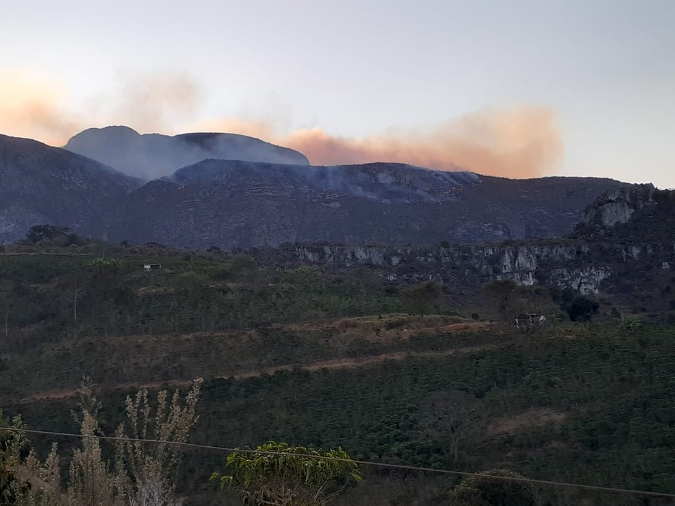 Incendio Na Serra Do Padre Angelo Ja Dura Tres Dias E Atinge Area De Planta Carnivora De Especie Nova E Rara Vales De Minas Gerais G1