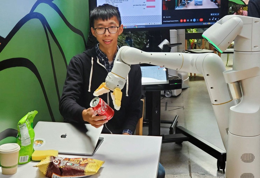 Robôs garçons do Google usam inteligência artificial para buscar refrigerantes — Foto: Paresh Dave/Reuters