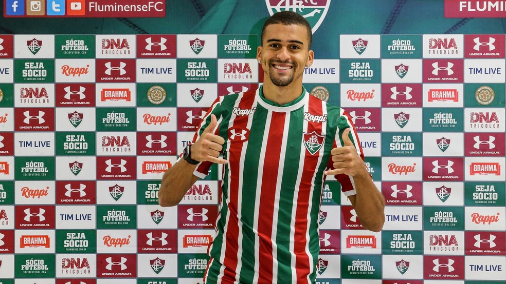 Léo Santos teve contratação anunciada na quarta-feira e foi apresentado na véspera da partida contra o Resende — Foto: Lucas Merçon/Fluminense FC