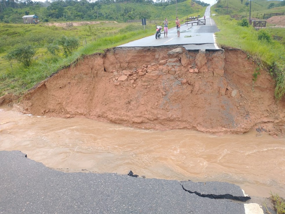 Igarapé transbordou e rompeu estrada no interior do Acre — Foto: Vitor Onofre/Arquivo pessoal