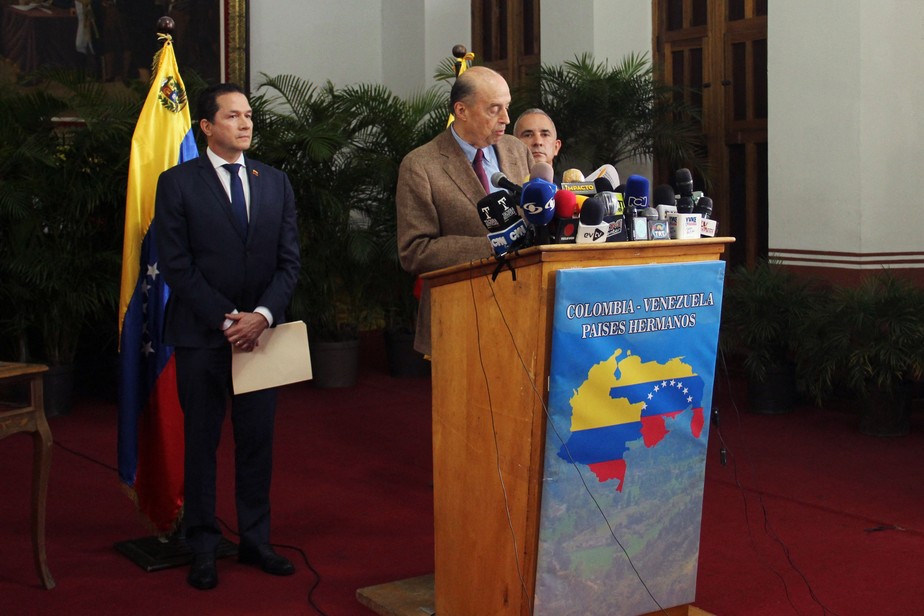 O futuro chanceler colombiano, Álvaro Leyca (centro), discursa ao lado do chanceler venezuelano, Carlos Faría (esquerda) e do governador de Táchira, Freddy Bernal (direita), após uma reunião na cidade fronteiriça de San Cristóbal , Venezuela