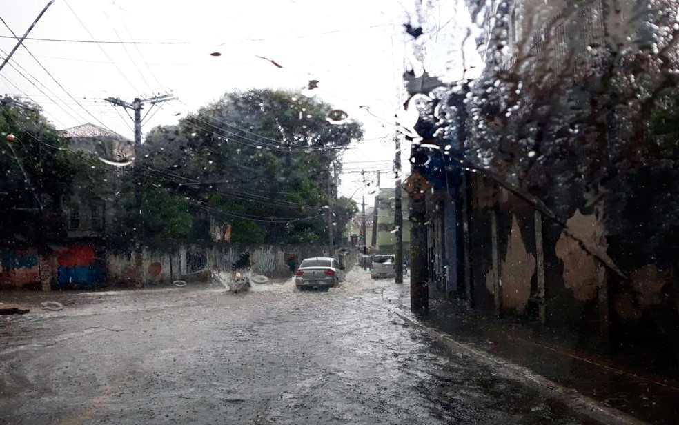 Ruas da Cidade Baixa ficaram alagadas com chuva durante a manhÃ£ (Foto: Maiana Belo/G1)