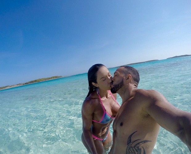 Belo faz selfie de beijo e registra pose sexy de Gracyanne em