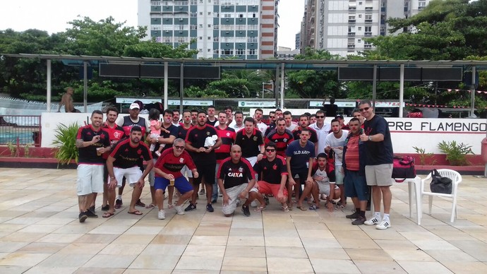 Protesto tem nariz de palhaço dentro da Gávea e faixa e palavrões fora