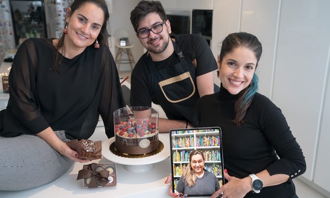 Roberta Medina é uma das sócias do Brigadeiro Gourmet LX. Na foto, Catarina Marques Vieira,  Lucas Nogueira e Katia Hickmann, na foto do tablet 