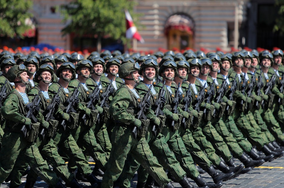 Militares russos marcham durante o Desfile do Dia da Vitória na Praça Vermelha em Moscou, Rússia, em junho de 2020 — Foto: Maxim Shemetov/Reuters